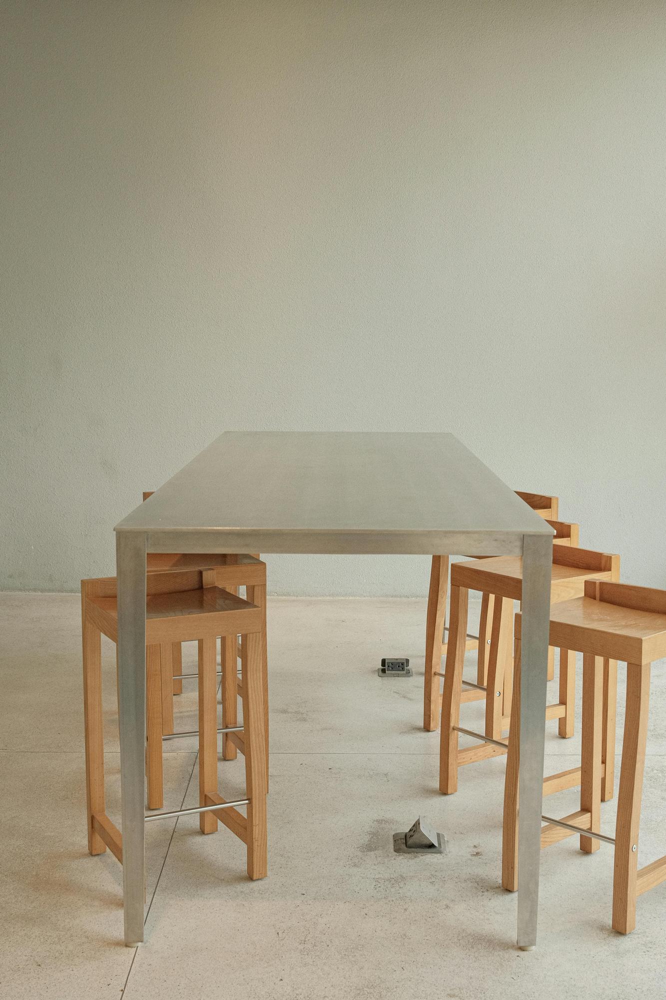 Einladender Arbeitstisch im Atelier